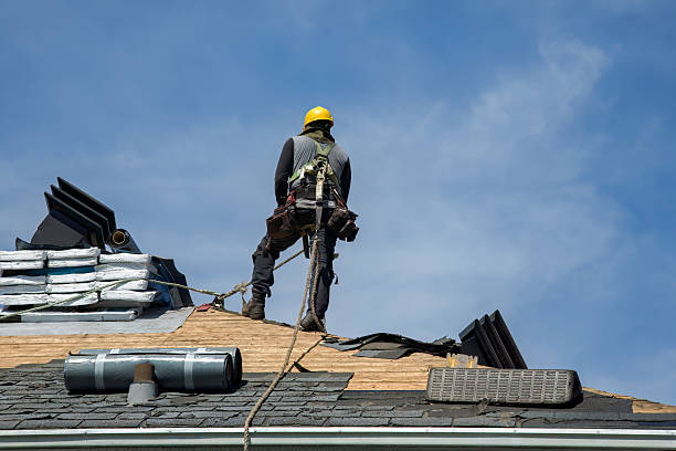 Professional Emergency Roof Repair technician working in Lake Forest, IL
